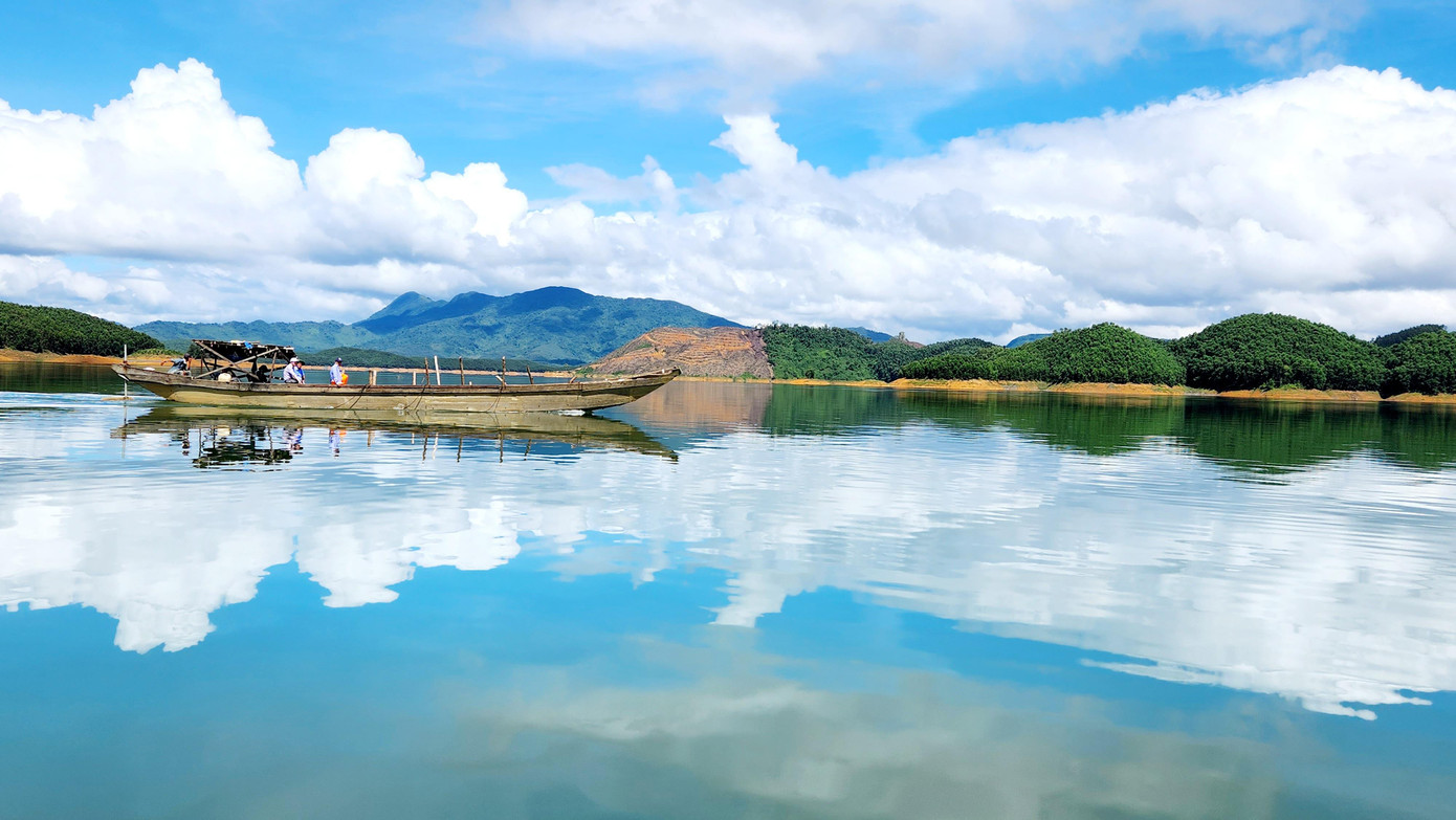 Để tiếp cận khu di tích địa đạo, du khách di chuyển bằng thuyền vượt qua lòng hồ thủy điện Hương Điền. Để tiếp cận khu di tích địa đạo, du khách di chuyển bằng thuyền vượt qua lòng hồ thủy điện Hương Điền.