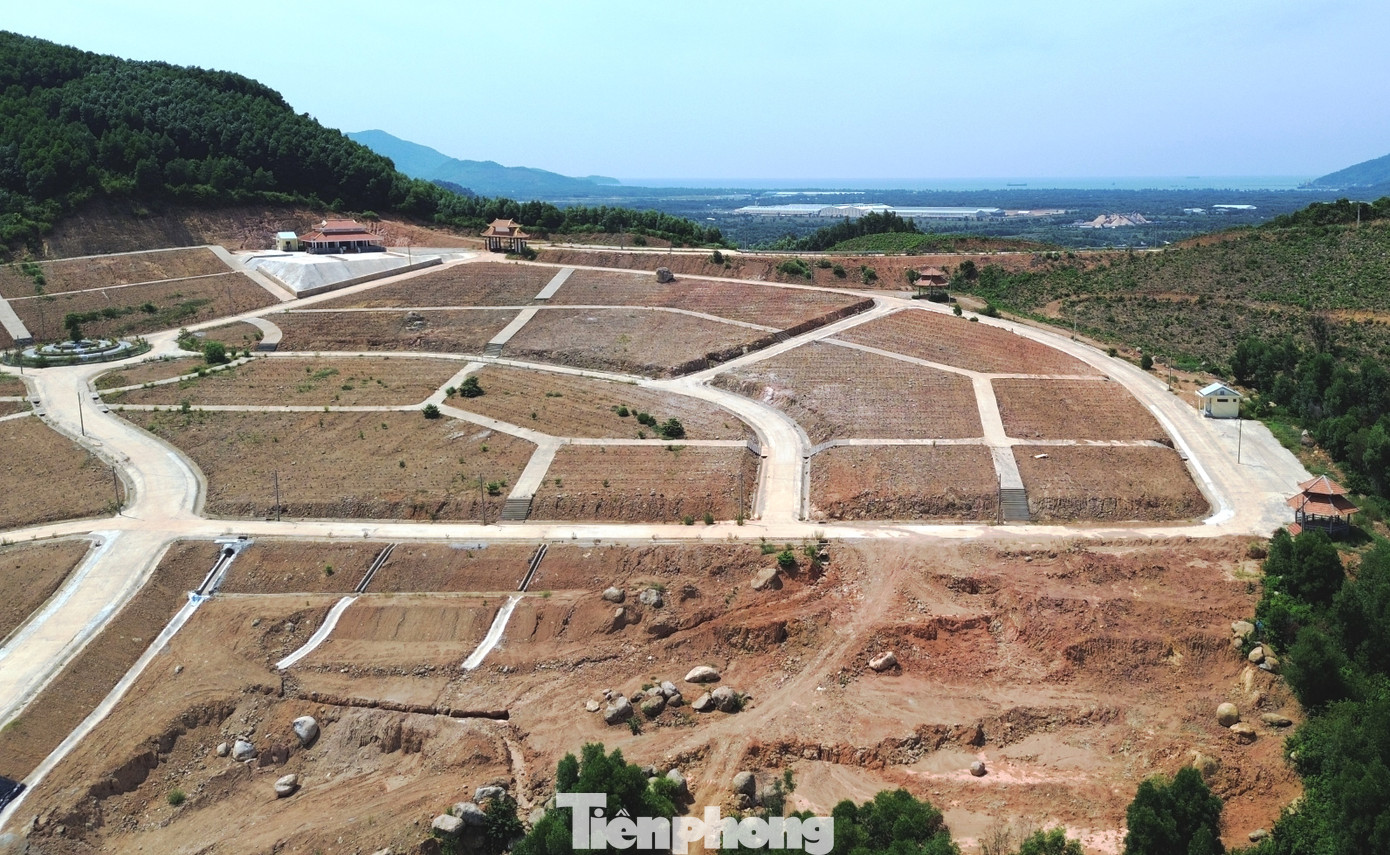 Theo hồ sơ dự án, công trình do Ban Quản lý Dự án Đầu tư xây dựng khu vực huyện Phú Lộc làm chủ đầu tư. Giai đoạn 1 của dự án có diện tích hơn 7,8 ha, với quy mô khoảng 4.488 phần lô mộ, có 9 tuyến đường giao thông trục chính và nội bộ. Cùng với đó là các công trình cổng nghĩa trang, nhà quản trang, sân lễ, chòi nghỉ, bãi đỗ xe… Theo hồ sơ dự án, công trình do Ban Quản lý Dự án Đầu tư xây dựng khu vực huyện Phú Lộc làm chủ đầu tư. Giai đoạn 1 của dự án có diện tích hơn 7,8 ha, với quy mô khoảng 4.488 phần lô mộ, có 9 tuyến đường giao thông trục chính và nội bộ. Cùng với đó là các công trình cổng nghĩa trang, nhà quản trang, sân lễ, chòi nghỉ, bãi đỗ xe…