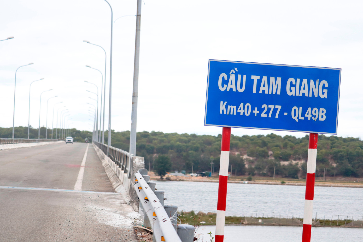 Mặc dù quá trình lập và thực hiện dự án đầu tư xây dựng giao thông, công trình có tên là cầu Ca Cút; tuy nhiên, đến thời điểm khánh thành, cầu lại được Sở GTVT tỉnh TT-Huế gắn biển là cầu Tam Giang gây bất ngờ, băn khoăn đối với nhiều người.