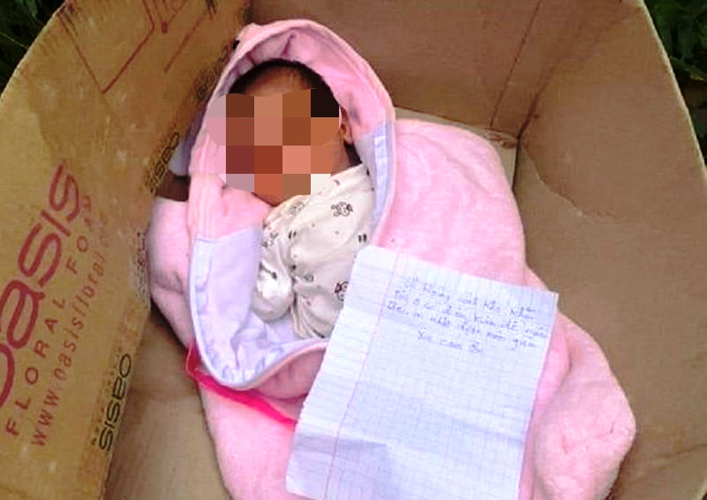 Cháu bé sơ sinh được người dân phát hiện bị bỏ lại bên vệ đường, kèm mẩu giấy ghi lời nhắn “ai nhặt được nhờ nuôi giúp”. Ảnh: CTV Cháu bé sơ sinh được người dân phát hiện bị bỏ lại bên vệ đường, kèm mẩu giấy ghi lời nhắn “ai nhặt được nhờ nuôi giúp”. Ảnh: CTV