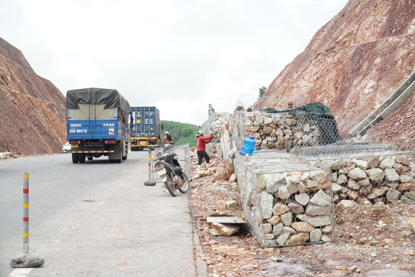Đơn vị nhà thầu đã thuê đất rừng trồng của người dân để mở đường tạm cho các phương tiện máy thủy lực khoan đá, máy múc công suất lớn tiếp cận đỉnh đồi. Khối lượng đất đá đã xử lý tại vị trí sạt trượt trên lên tới hàng chục nghìn khối.