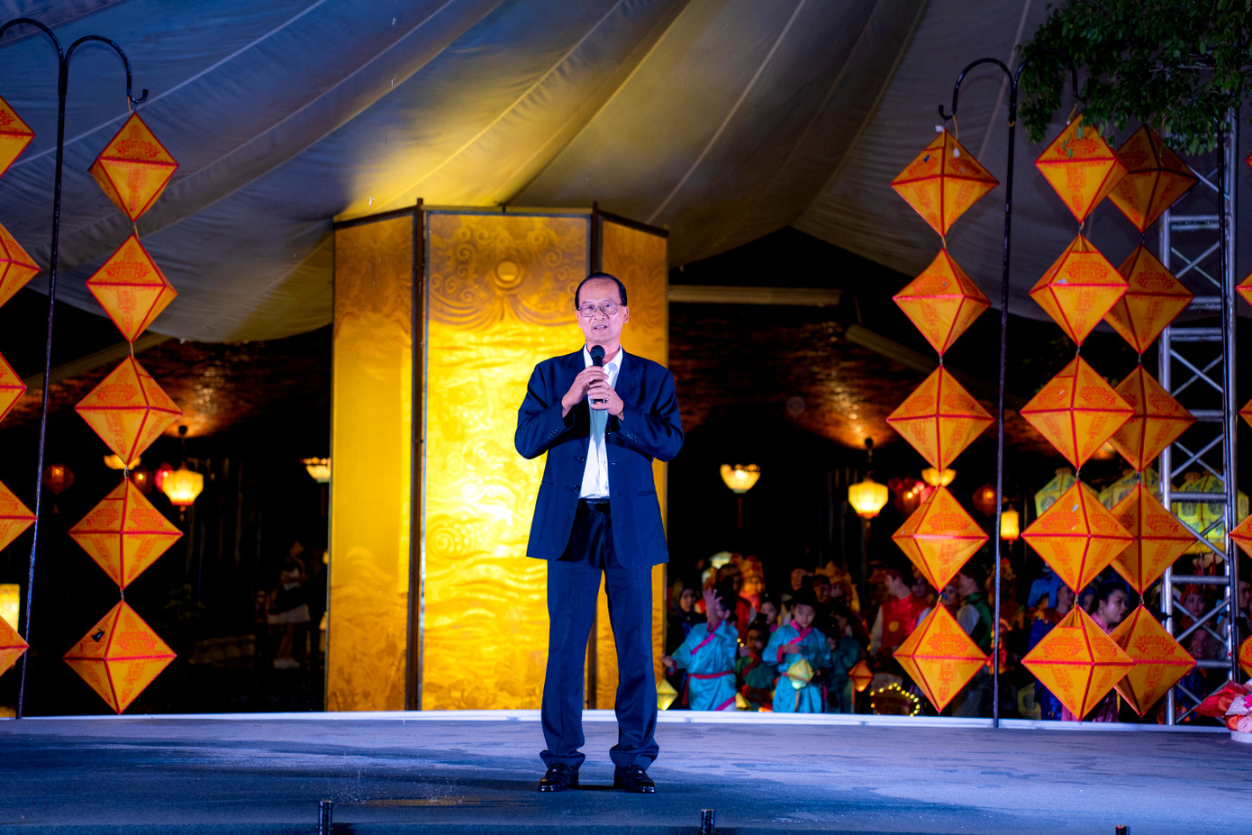 Theo ông Hoàng Việt Trung - Giám đốc Trung tâm Bảo tồn Di tích Cố đô Huế: “Những hoạt động Trung thu năm nay tạo tiền đề để sắp tới chúng tôi tổ chức nhiều hoạt động trải nghiệm cho du khách trong khu vực Hoàng cung Huế. Đặc biệt là những hoạt động trải nghiệm về đêm. Qua đó, góp phần phát triển kinh tế đêm của TT-Huế”. (Ảnh: Đình Hoàng)