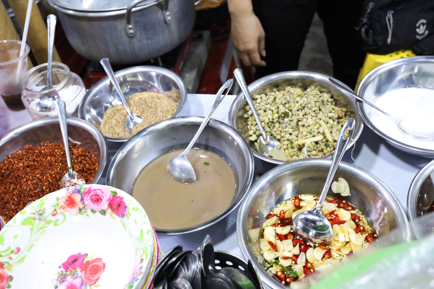 Chị Võ Trang, một du khách đến từ TP Đà Nẵng, chia sẻ rằng, đây không phải lần đầu chị ăn cơm hến ở Huế, nhưng lần này lại có cảm giác rất khác: “Món ăn không chỉ ngon mà còn được trình bày như một tác phẩm. Các đầu bếp còn hướng dẫn cách trộn, cách ăn và giải thích từng nguyên liệu. Tôi cảm giác như đang tham gia một lớp học nhỏ về ẩm thực Huế”.