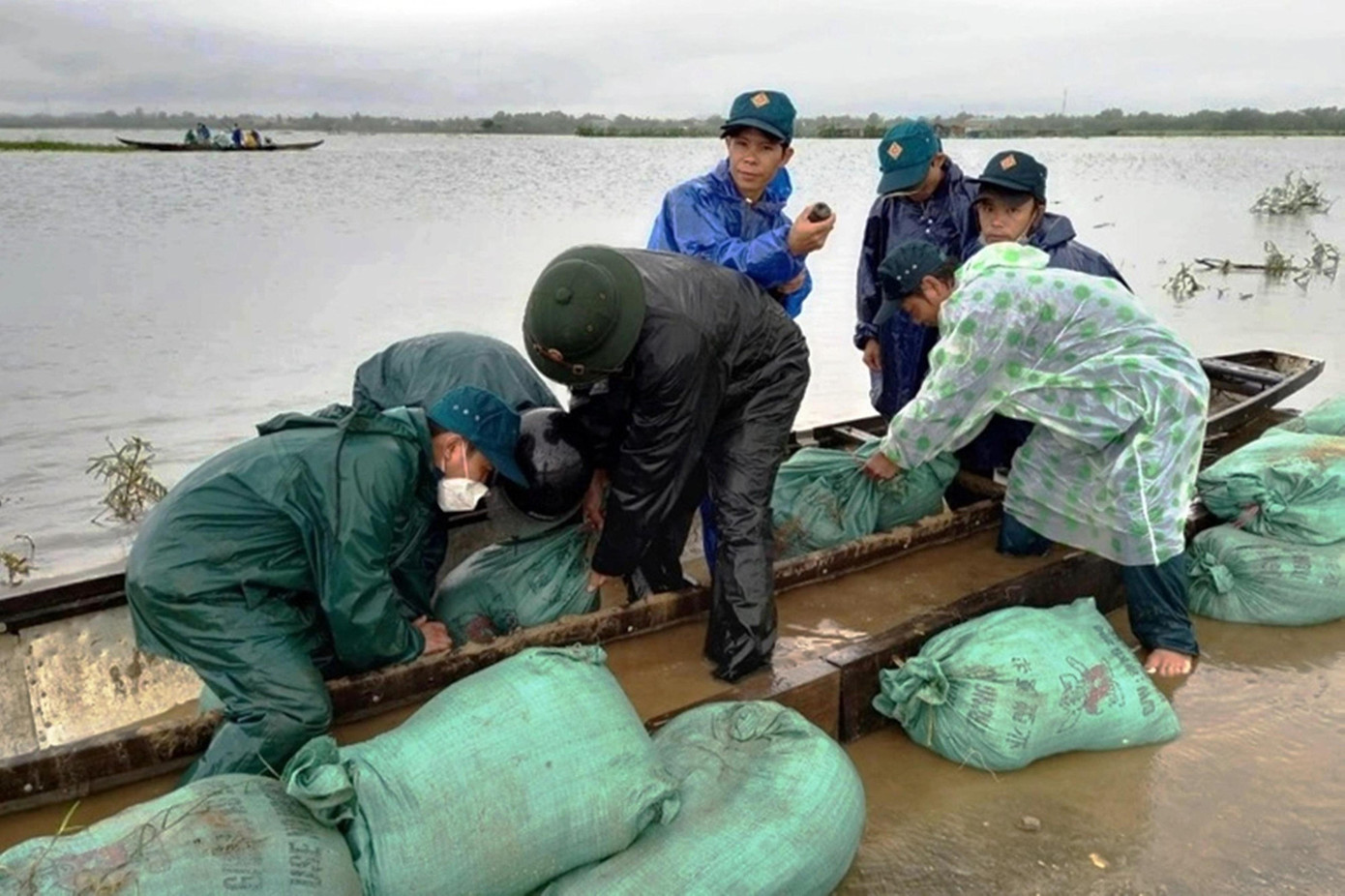 Tuổi trẻ quân đội tỉnh TT-Huế tham gia giúp dân khắc phục hậu quả thiên tai
