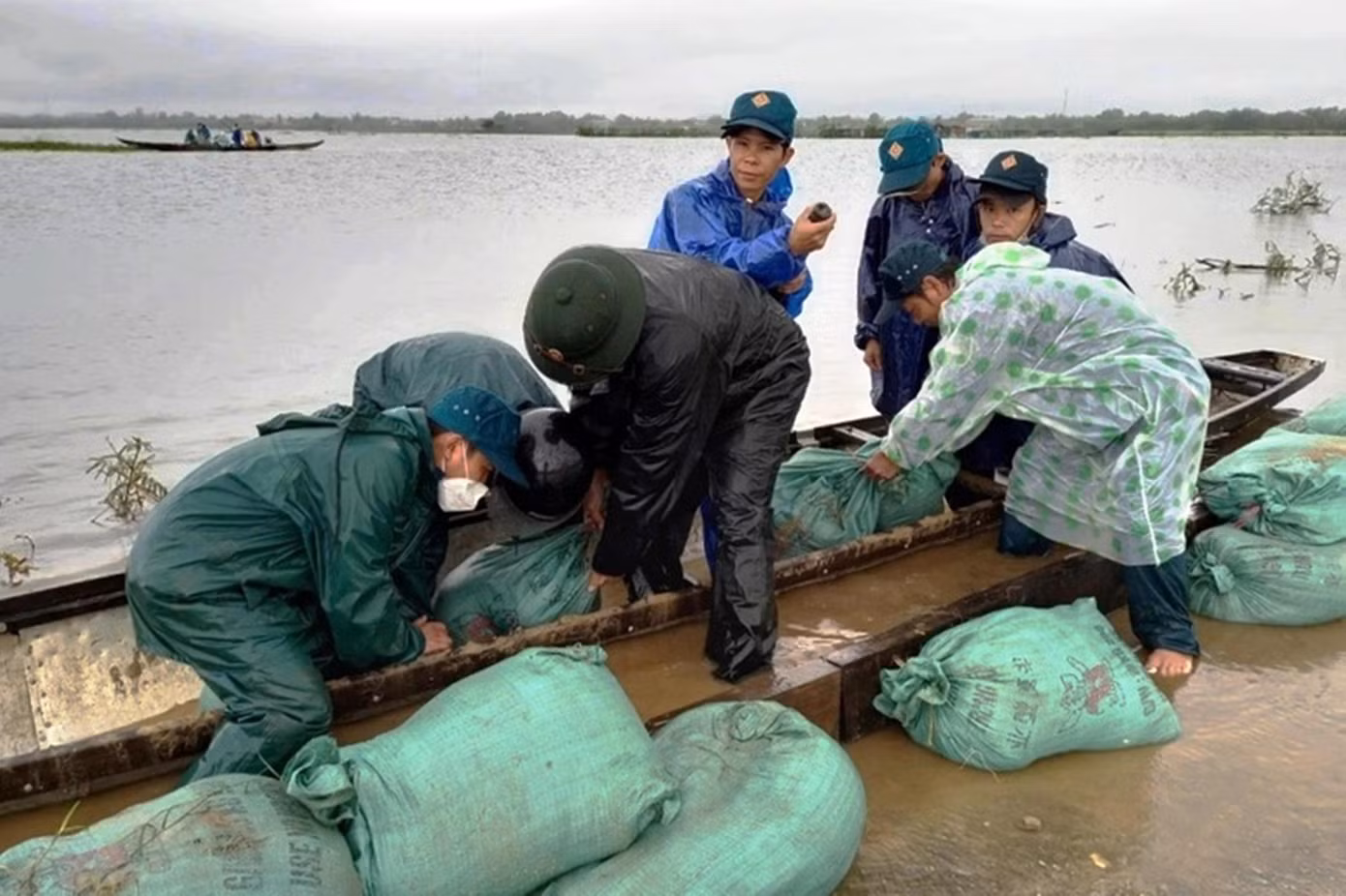 Tuổi trẻ quân đội tỉnh TT-Huế tham gia giúp dân khắc phục hậu quả thiên tai
