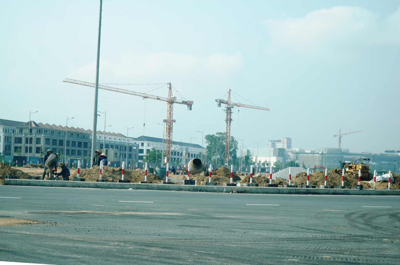 Nhiều hạng mục gói thầu thi công thuộc dự án chương trình phát triển các đô thị loại II (dự án đô thị xanh) - tiểu dự án Thừa Thiên-Huế (Green City Huế) triển khai trên các trục đường phố chính như Võ Nguyên Giáp, Tố Hữu, công viên khu hành chính tập trung các sở, ngành của tỉnh Thừa Thiên-Huế đang bước vào giai đoạn cuối thi công hoàn thiện. Nhiều hạng mục gói thầu thi công thuộc dự án chương trình phát triển các đô thị loại II (dự án đô thị xanh) - tiểu dự án Thừa Thiên-Huế (Green City Huế) triển khai trên các trục đường phố chính như Võ Nguyên Giáp, Tố Hữu, công viên khu hành chính tập trung các sở, ngành của tỉnh Thừa Thiên-Huế đang bước vào giai đoạn cuối thi công hoàn thiện.