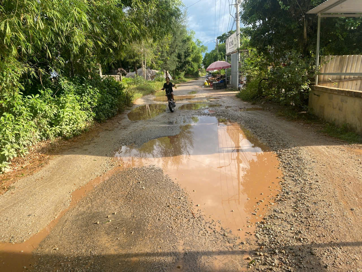 Còn theo ông Lê Anh Tuấn - Giám đốc Sở GTVT TT-Huế, dự án nâng cấp Tỉnh lộ 10A đoạn qua xã Phú Lương hiện chờ tỉnh phê duyệt. Trước mắt, Sở sẽ chỉ đạo cơ quan chức năng kiểm tra, rà soát, khắc phục tạm thời những vị trí nguy hiểm nhằm bảo đảm an toàn giao thông cho người dân.