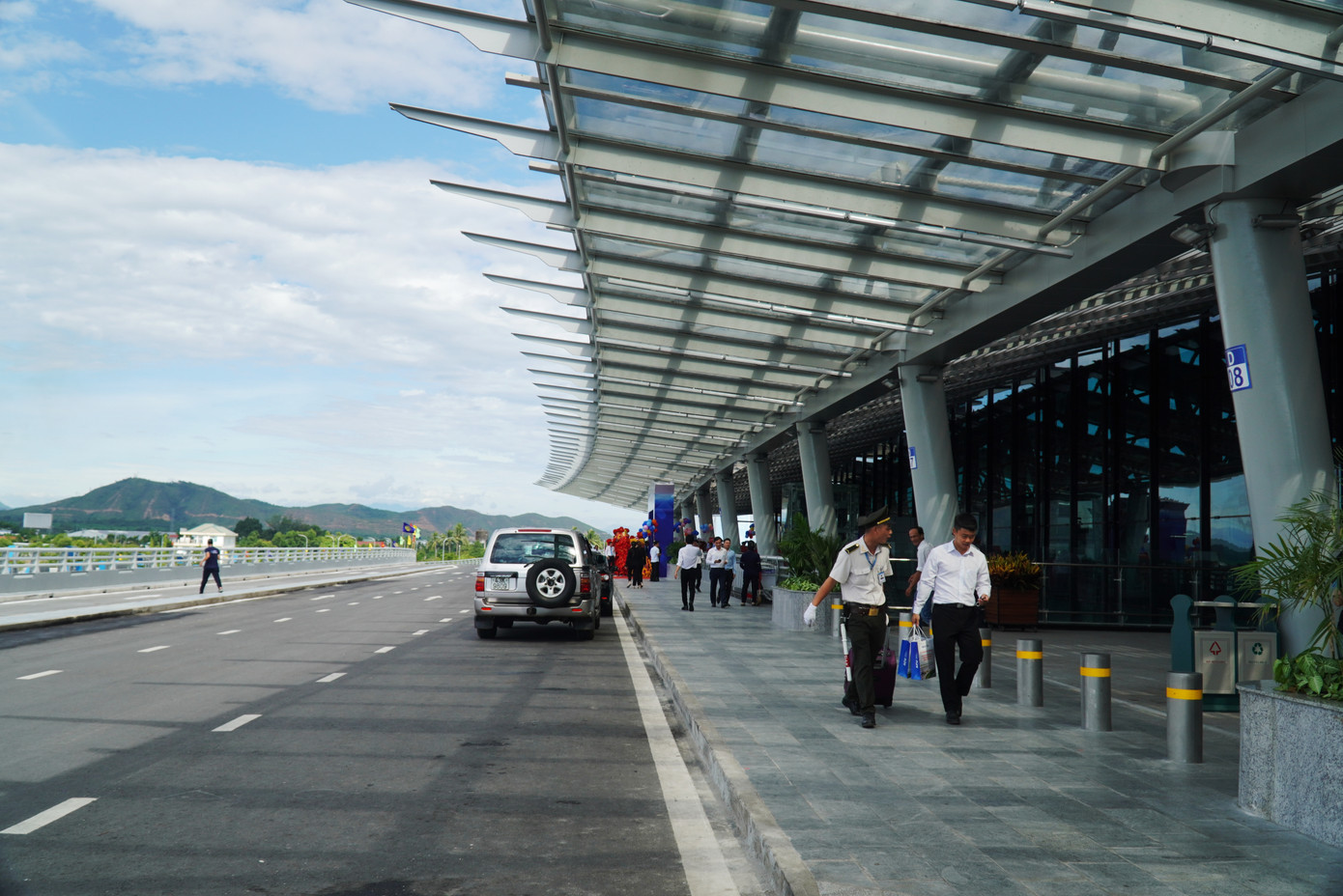 Nhà ga hành khách T2 đi vào hoạt động sẽ từng bước hoàn thiện cơ sở hạ tầng, nâng cao năng lực khai thác Cảng hàng không quốc tế Phú Bài đạt cấp 4E; đáp ứng nhu cầu đi lại của người dân địa phương, đồng thời thu hút khách du lịch và các nhà đầu tư; tạo động lực mới thúc đẩy tăng trưởng kinh tế, giúp tỉnh TT-Huế sớm đạt mục tiêu trở thành thành phố trực thuộc Trung ương vào năm 2025. Nhà ga hành khách T2 đi vào hoạt động sẽ từng bước hoàn thiện cơ sở hạ tầng, nâng cao năng lực khai thác Cảng hàng không quốc tế Phú Bài đạt cấp 4E; đáp ứng nhu cầu đi lại của người dân địa phương, đồng thời thu hút khách du lịch và các nhà đầu tư; tạo động lực mới thúc đẩy tăng trưởng kinh tế, giúp tỉnh TT-Huế sớm đạt mục tiêu trở thành thành phố trực thuộc Trung ương vào năm 2025.