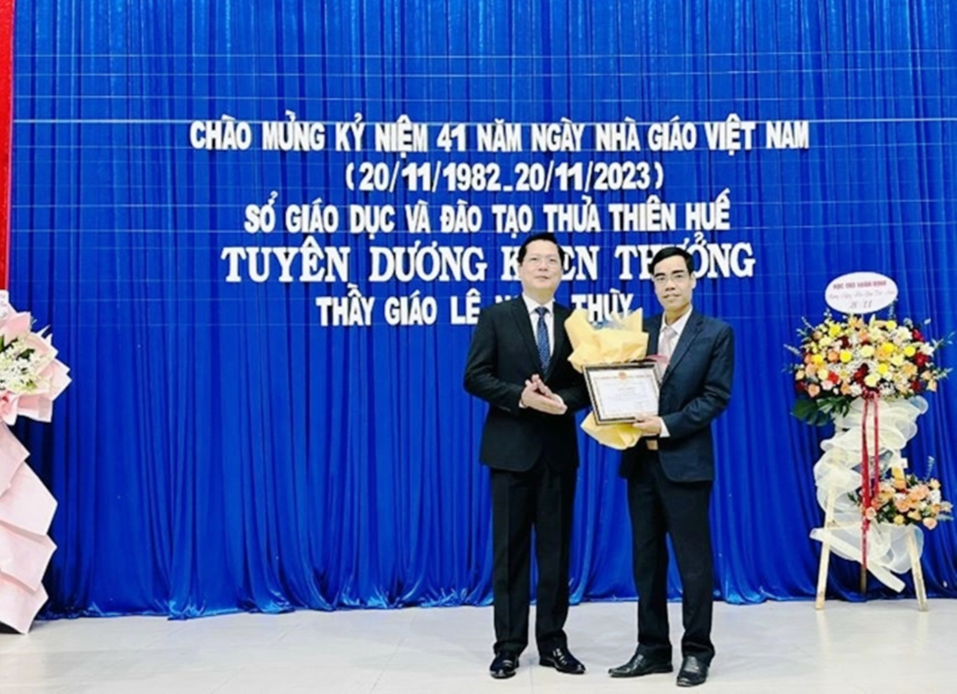 Lãnh đạo Sở GD&ĐT TT-Huế trao tặng hoa, giấy khen cho thầy giáo Lê Ngọc Thùy (phải). Ảnh: CTV Lãnh đạo Sở GD&ĐT TT-Huế trao tặng hoa, giấy khen cho thầy giáo Lê Ngọc Thùy (phải). Ảnh: CTV