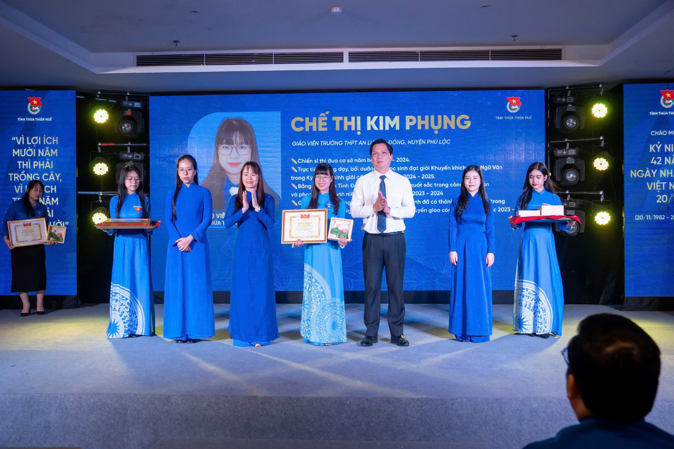 Lãnh đạo Sở GD&amp;ĐT, Tỉnh Đoàn Thừa Thiên-Huế tuyên dương, khen thưởng giáo viên tiêu biểu.