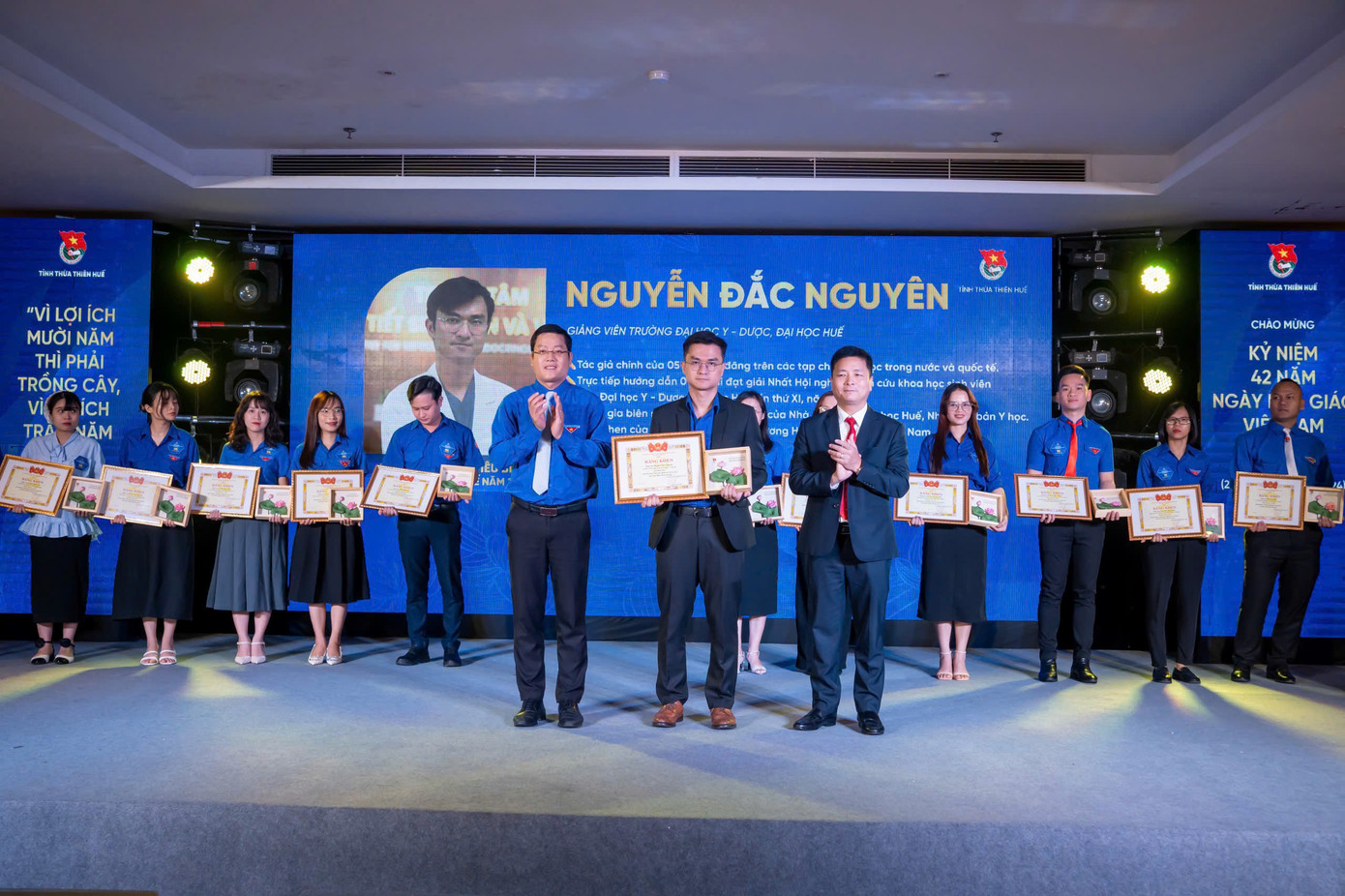 Ông Bùi Văn Lợi - Phó Bí thư Đảng ủy, Phó Giám đốc Đại học Huế và anh Nguyễn Thanh Hoài - Bí thư Tỉnh Đoàn Thừa Thiên-Huế trao bằng khen cho những giáo viên, giảng viên tiêu biểu.