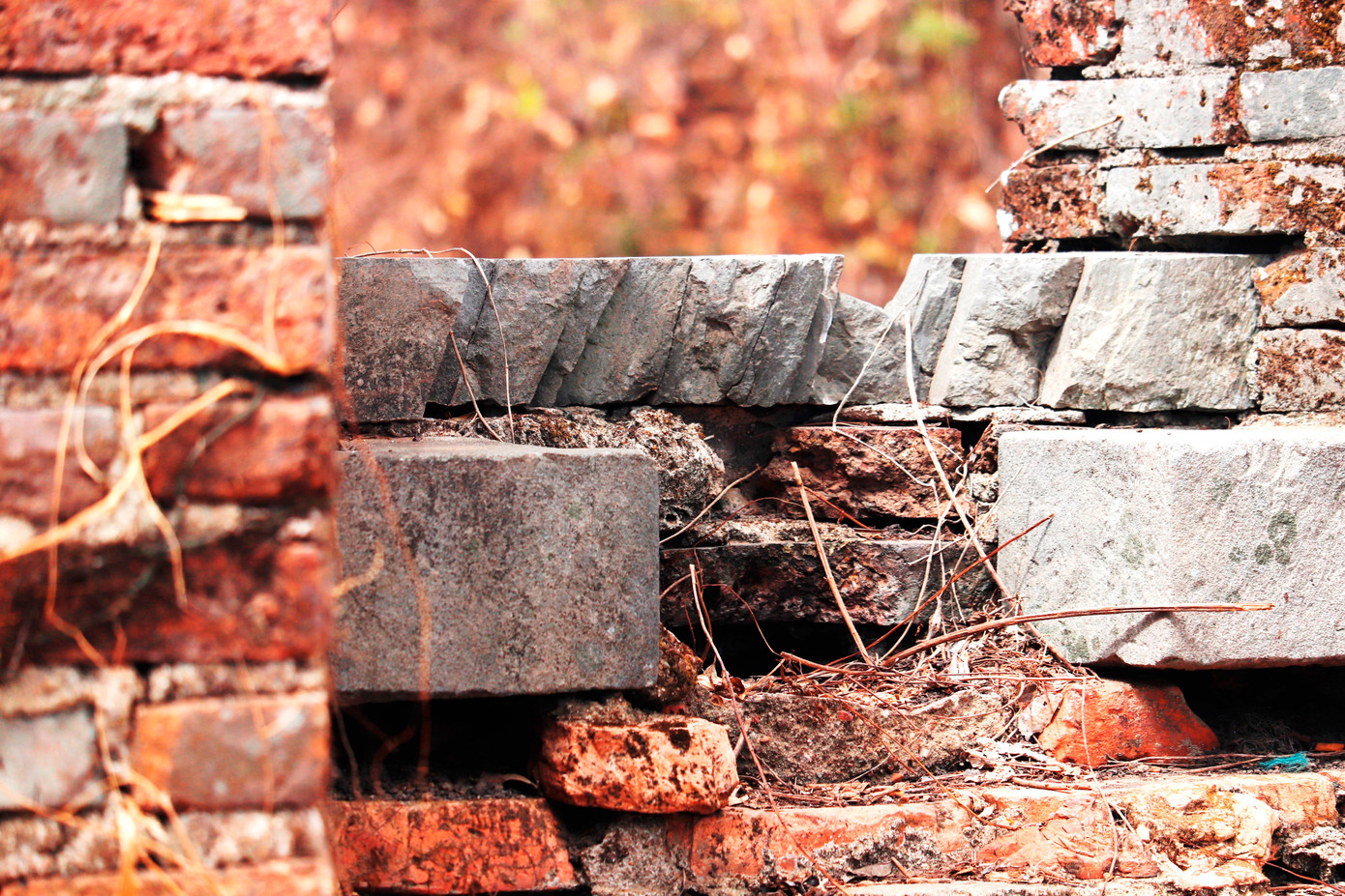 Theo thời gian, không ít ô pháo nhãn đã bị hư hỏng, không còn nguyên vẹn, đá thanh đặt súng thần công bị gãy vỡ... cần được nghiên cứu phục hồi, tôn tạo.