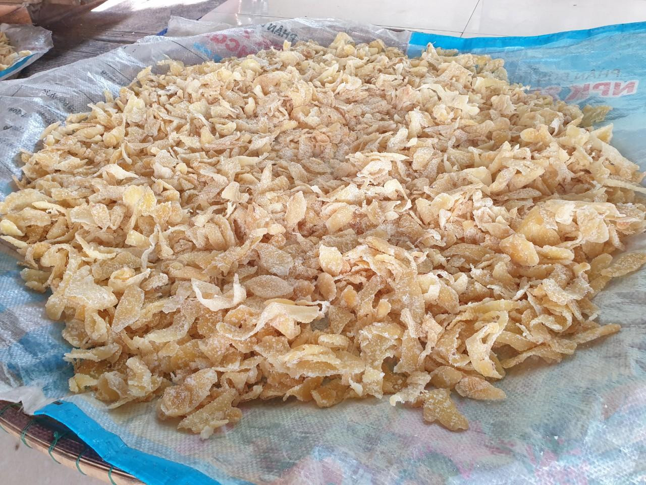 Đến khi lát gừng gần sánh, đảo nhanh tay cho đường thật khô. Mứt rim xong được đổ ra nia lót giấy, tấm bạt, duỗi thẳng từng lát mứt gừng để tách rời nhau. Đợi mứt gừng thẳng, khô và nguội, người làm sẽ cho vào bịch thuỷ tinh, bịch nhựa hoặc bao bóng để đóng gói, ghi xuất xứ hàng hóa bên ngoài và xuất bán.