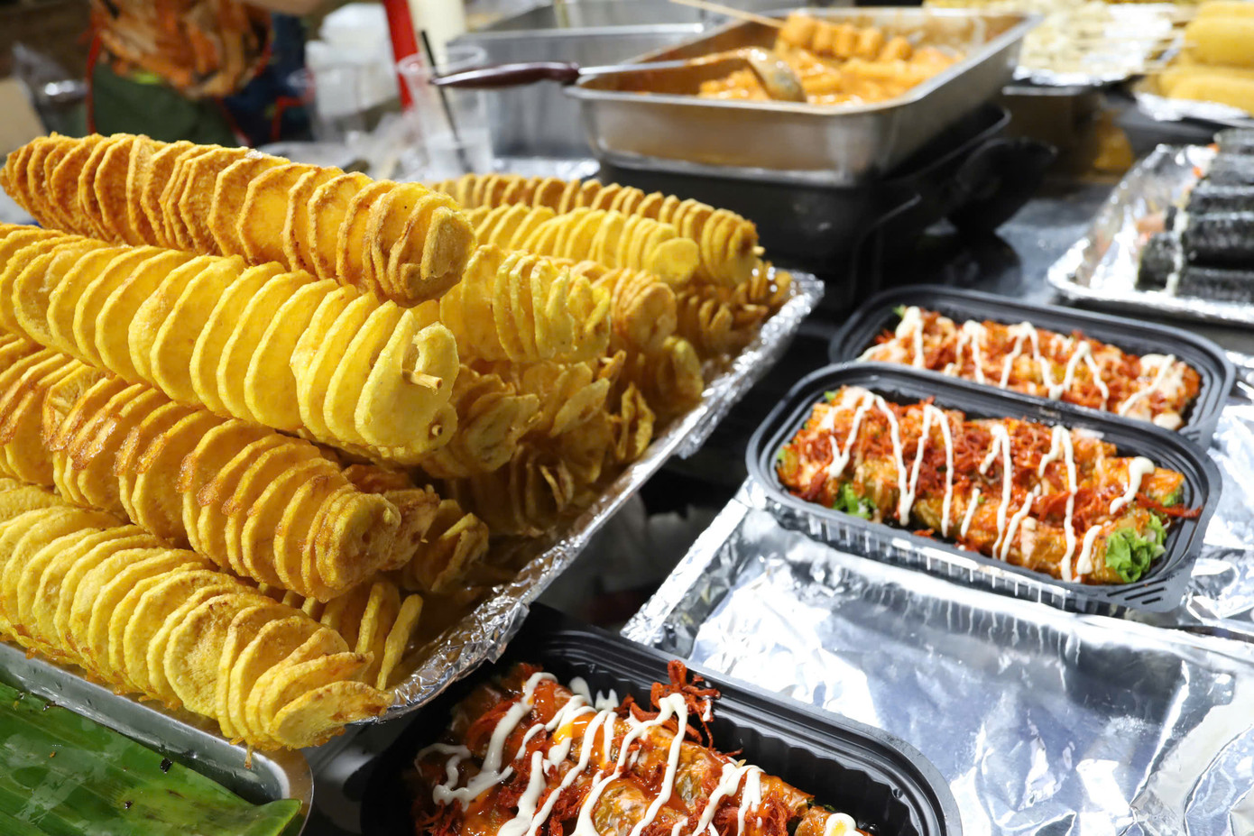 Bên cạnh đó, khu vực ẩm thực miền Trung, miền Bắc và miền Nam cũng mang đến sự phong phú, hấp dẫn với nhiều món quen thuộc. Ảnh: L.H.H.H-Thế Nghĩa