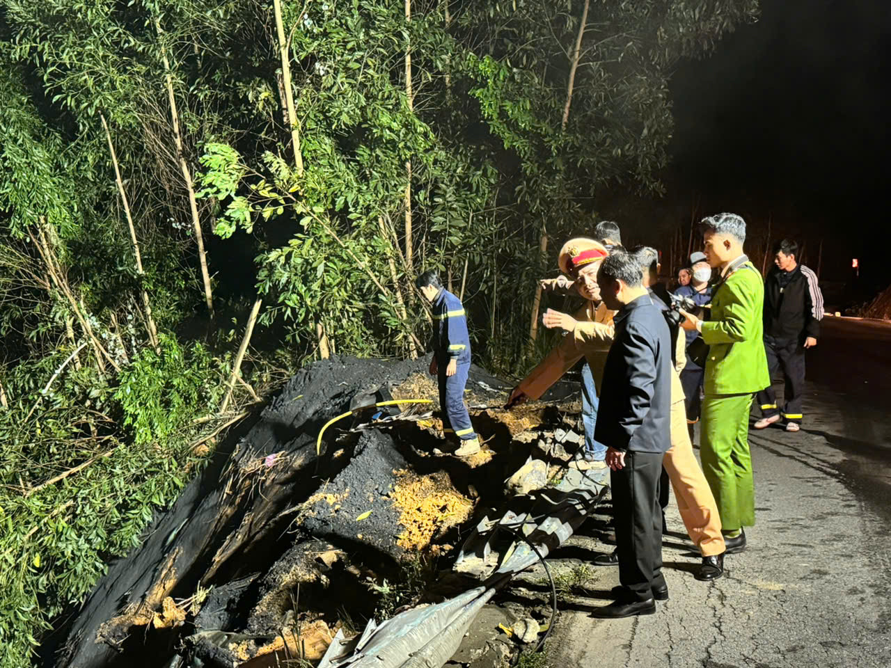 Ông Nguyễn Mạnh Hùng - Chủ tịch UBND huyện A Lưới (áo khoác đen) cùng lực lượng công an kiểm tra hiện trường vụ tai nạn giao thông và chỉ đạo cơ quan chức năng địa phương phối hợp thực hiện công tác cứu nạn cứu hộ. Ông Nguyễn Mạnh Hùng - Chủ tịch UBND huyện A Lưới (áo khoác đen) cùng lực lượng công an kiểm tra hiện trường vụ tai nạn giao thông và chỉ đạo cơ quan chức năng địa phương phối hợp thực hiện công tác cứu nạn cứu hộ.