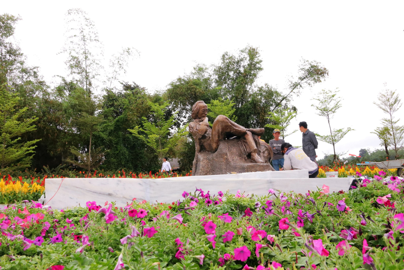 Xung quanh bức tượng được trang trí thêm hoa, cây xanh, hệ thống đèn chiếu sáng nghệ thuật. Ảnh: Luân Nguyễn