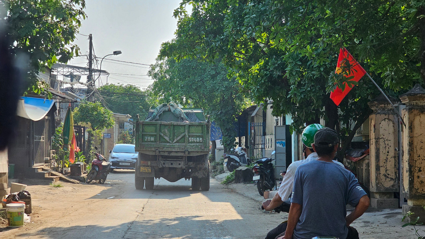 Xe tải vận chuyển bùn thải đến đổ tại xã Thủy Bằng, TP. Huế.