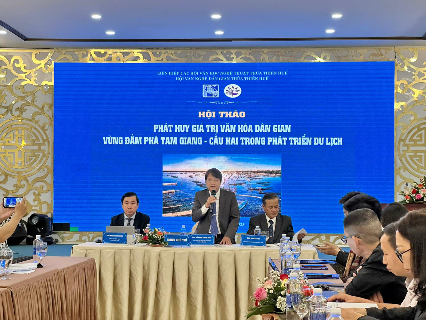 Nhà văn Hồ Đăng Thanh Ngọc - Chủ tịch Liên hiệp các Hội VHNT TT-Huế, đại diện đơn vị đồng chủ trì phát biểu tại hội thảo. Nhà văn Hồ Đăng Thanh Ngọc - Chủ tịch Liên hiệp các Hội VHNT TT-Huế, đại diện đơn vị đồng chủ trì phát biểu tại hội thảo.