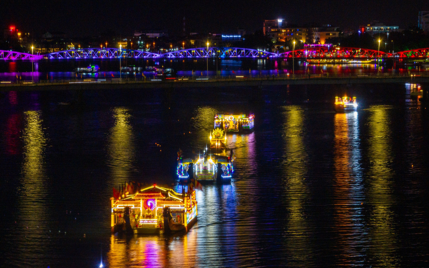 Vào tối 20/5 (13/4 âm lịch), BTC Đại lễ Phật đản PL 2568 tỉnh TT-Huế đã tổ chức khai mạc thuyền hoa tại Nghinh Lương đình. Tiếp đó là nghi lễ rước Phật nhân Đại lễ Phật đản từ chùa Diệu Đế qua các trục phố chính của TP. Huế đến Tổ đình Từ Đàm - nơi diễn ra chính lễ Phật đản ở TT-Huế.