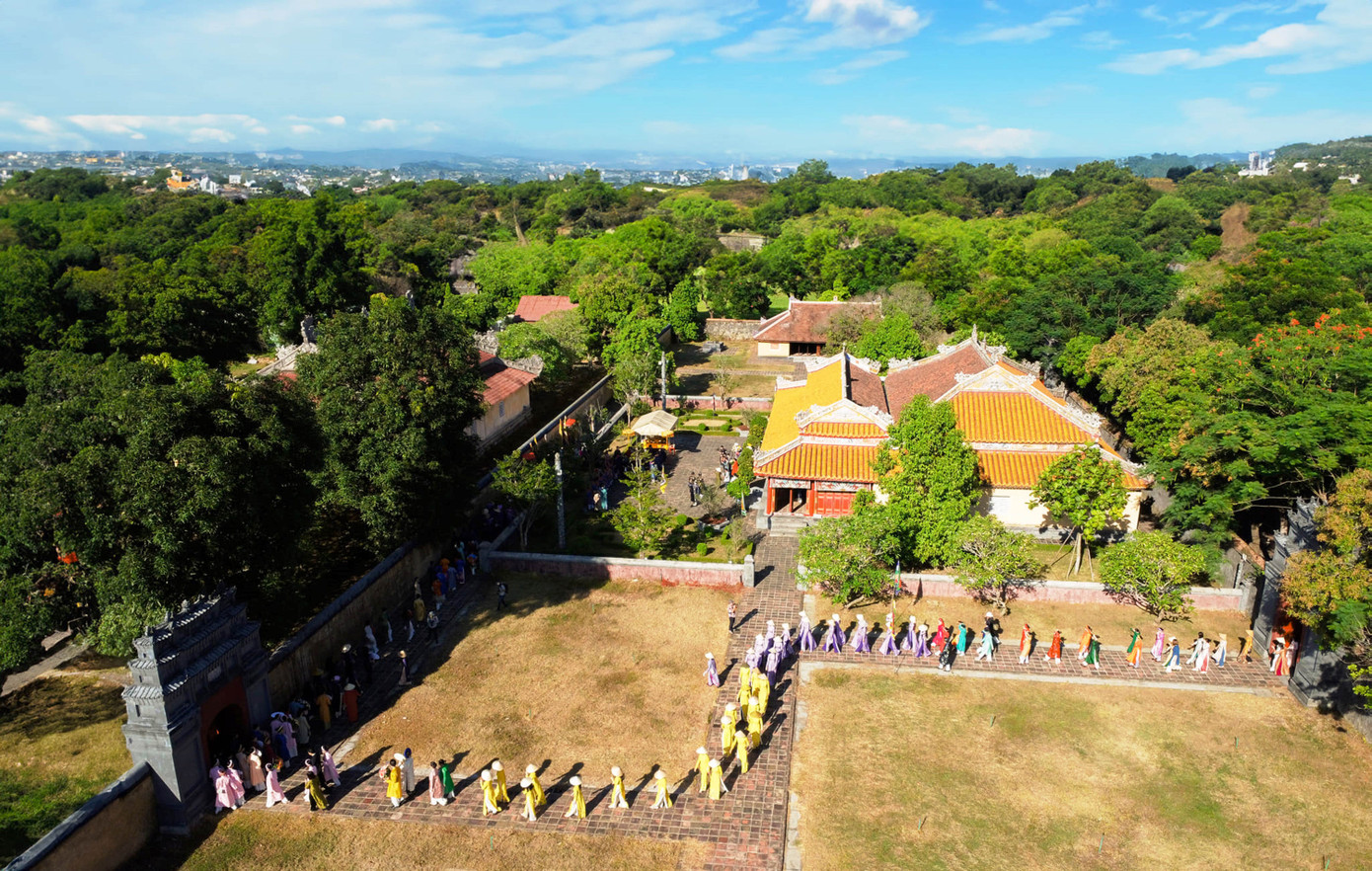 Ngày 7/7, Trung tâm Bảo tồn Di tích Cố đô Huế phối hợp với Sở VH-TT tổ chức lễ dâng hương, dâng hoa và diễu hành tri ân ngưỡng vọng tiền nhân, nhân ngày giỗ của chúa Nguyễn Phúc Khoát, người có công định chế áo dài Việt Nam. Ảnh: Văn Thể Huế