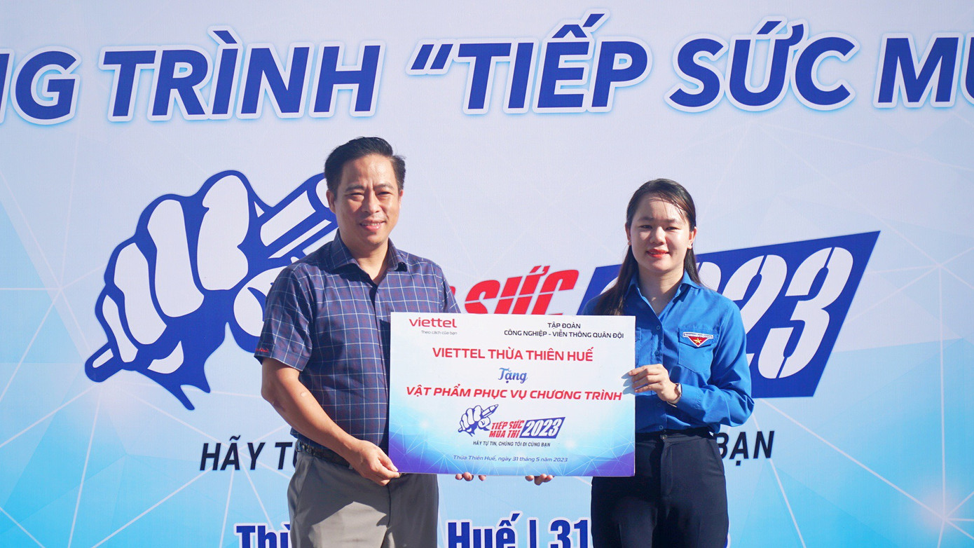 Đơn vị tài trợ tặng bảng tượng trưng vật phẩm phục vụ chương trình Tiếp sức mùa thi.