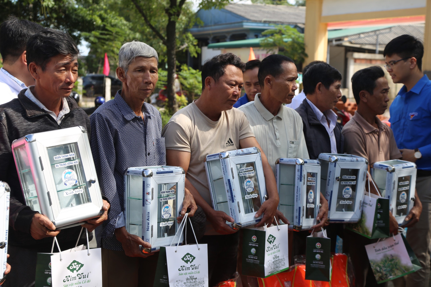 Hỗ trợ tủ y tế, tặng quà cho người dân bị ảnh hưởng bởi lũ lụt.