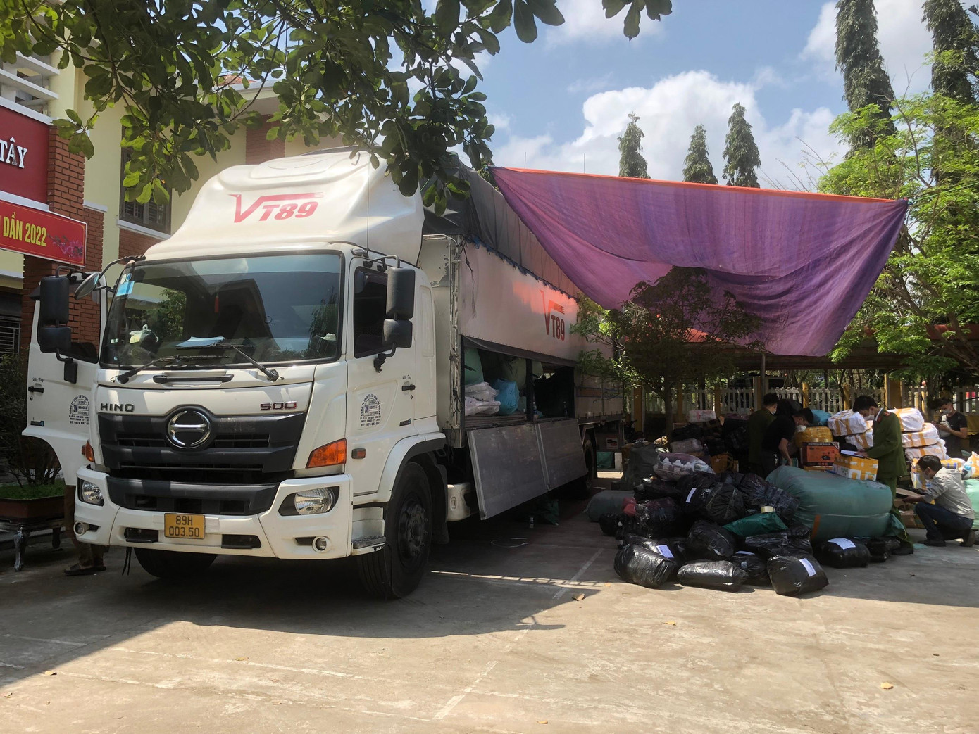 Xe tải chở hàng lậu