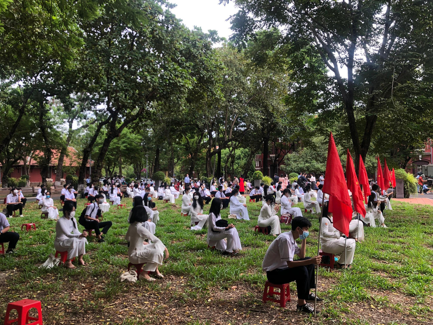 Trường Quốc học Huế là nơi duy nhất cho học sinh đến dự khai giảng tại trường. Các em ngồi giãn cách, mang khẩu trang, sát khuẩn Trường Quốc học Huế là nơi duy nhất cho học sinh đến dự khai giảng tại trường. Các em ngồi giãn cách, mang khẩu trang, sát khuẩn