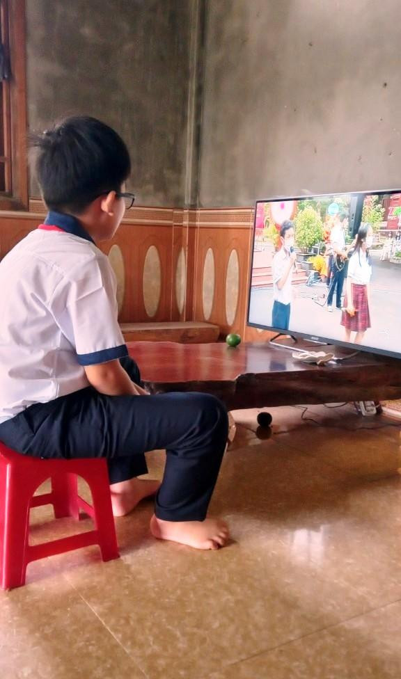 Học sinh huyện Phú Vang với quần áo, khăn quàng đỏ chỉnh tề theo dõi lễ khai giảng tại nhà thông qua truyền hình Học sinh huyện Phú Vang với quần áo, khăn quàng đỏ chỉnh tề theo dõi lễ khai giảng tại nhà thông qua truyền hình