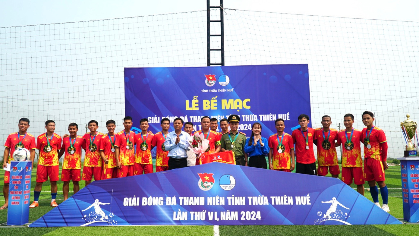 Đội bóng Ban Thanh niên Công an TT-Huế giành ngôi á quân.