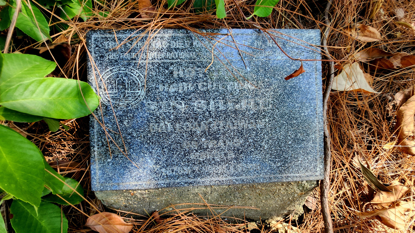 Rất khó để nhận dạng các ký tự, chữ viết từ tấm biển thuyết minh bằng đá về tác phẩm “Hair Cutting” (Hớt tóc) của nghệ sĩ Sin Shijie (Đài Loan, Trung Quốc) đã bị phai mòn theo thời gian, không được con người quan tâm bảo trì.