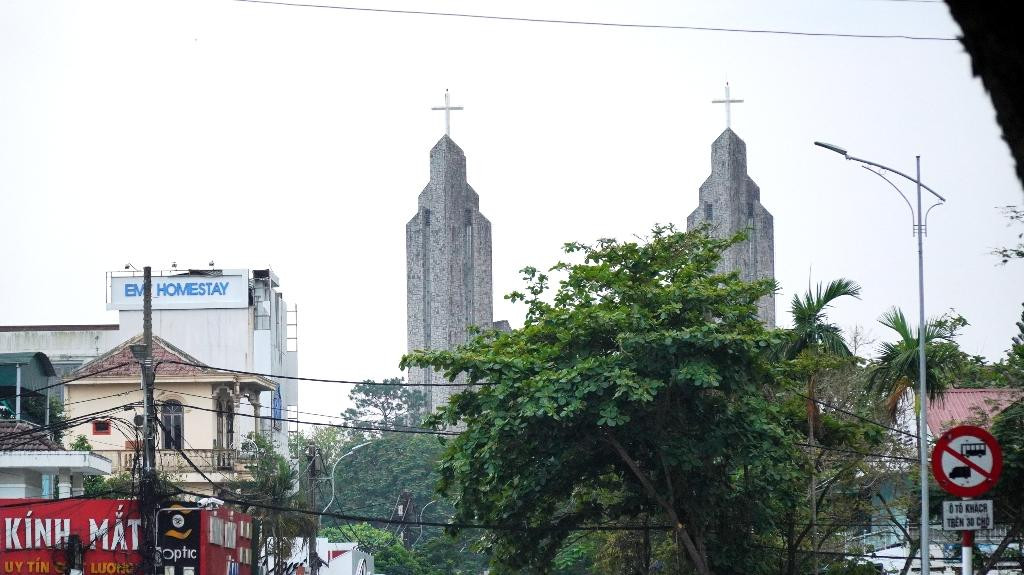 Bên kia gác Trịnh, qua khỏi dòng sông An Cựu hiền hòa “nắng đục mưa trong” là nhà thờ Phủ Cam - nơi từng đi vào trong những tình khúc nổi tiếng của Trịnh Công Sơn.