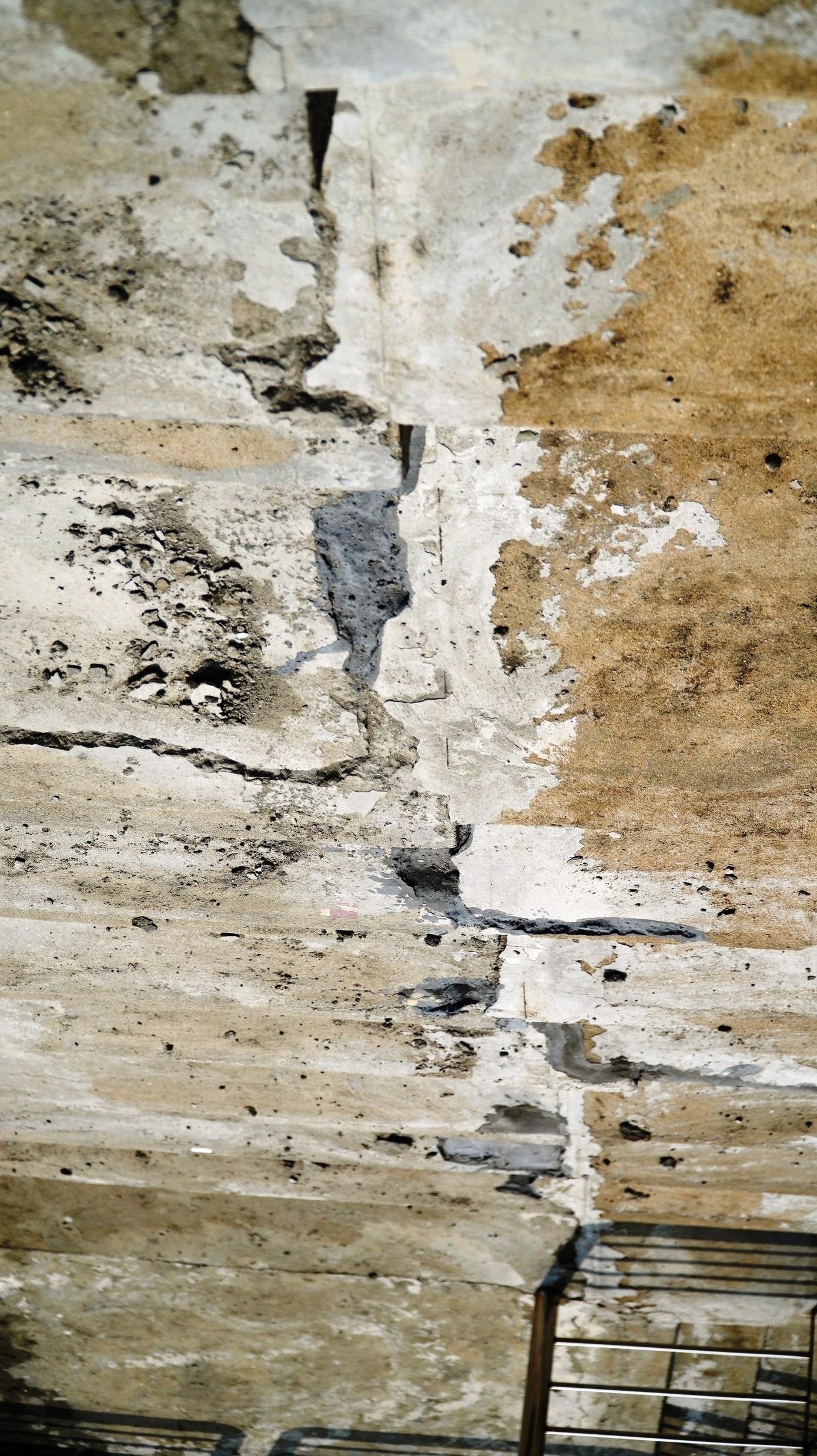 Mặt bê tông khán đài chằng chịt vá víu.