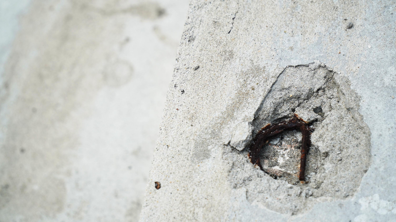 Mặt khán đài xuống cấp, bê tông bong tróc trơ lõi sắt thép bên trong.