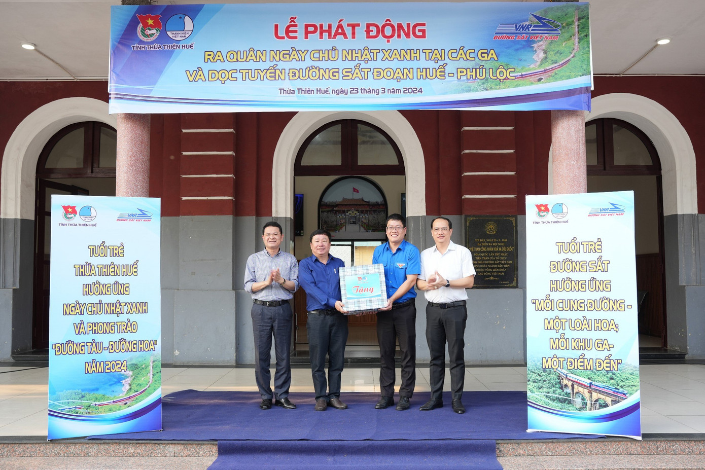 Tặng quà cho công nhân đường sắt ga Huế.