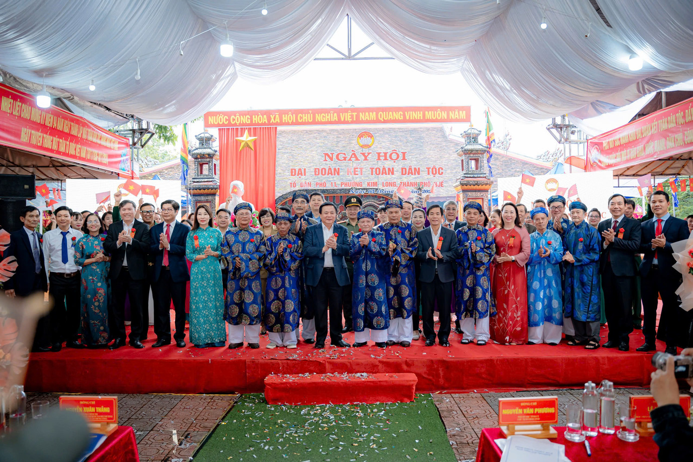 Lãnh đạo Trung ương và tỉnh Thừa Thiên-Huế chụp ảnh lưu niệm cùng người dân Tổ dân phố 11, phường Kim Long, Huế. Lãnh đạo Trung ương và tỉnh Thừa Thiên-Huế chụp ảnh lưu niệm cùng người dân Tổ dân phố 11, phường Kim Long, Huế.