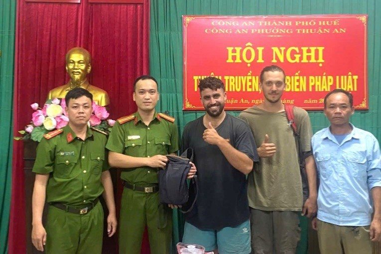 Du khách người nước ngoài cảm kích khi nhận lại tài sản bị đánh rơi tại bãi biển Thuận An, Huế. Du khách người nước ngoài cảm kích khi nhận lại tài sản bị đánh rơi tại bãi biển Thuận An, Huế.