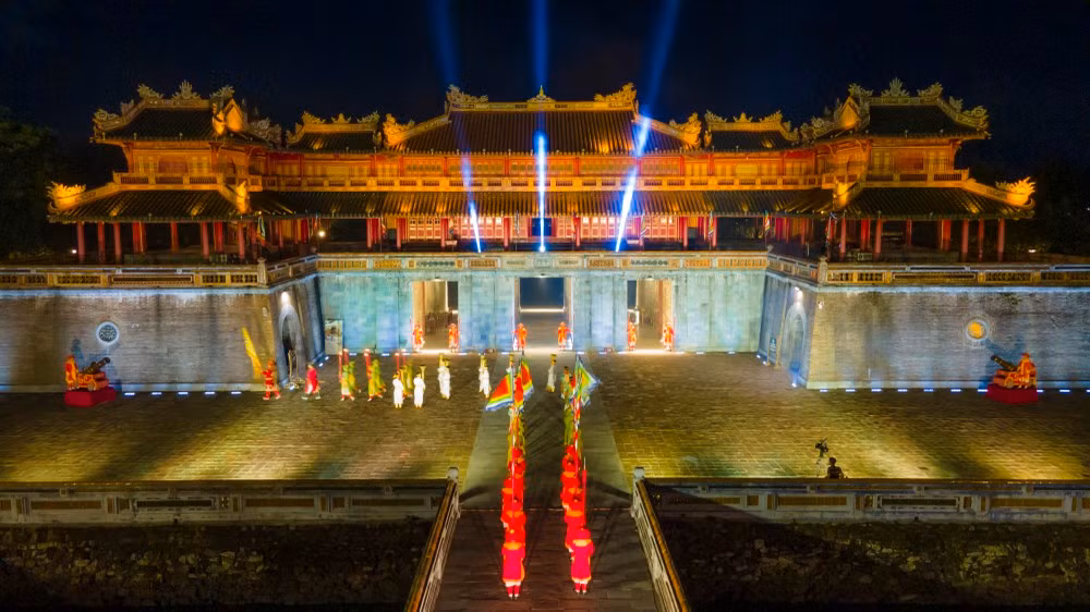 Ngọ Môn - Đại nội Huế về đêm.