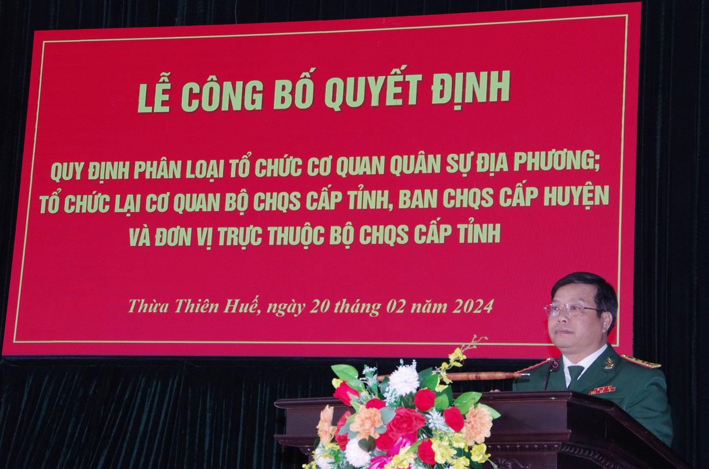 Phó Tư lệnh Quân khu 4 Ngô Nam Cường phát biểu tại lễ công bố quyết định của Bộ Quốc phòng.