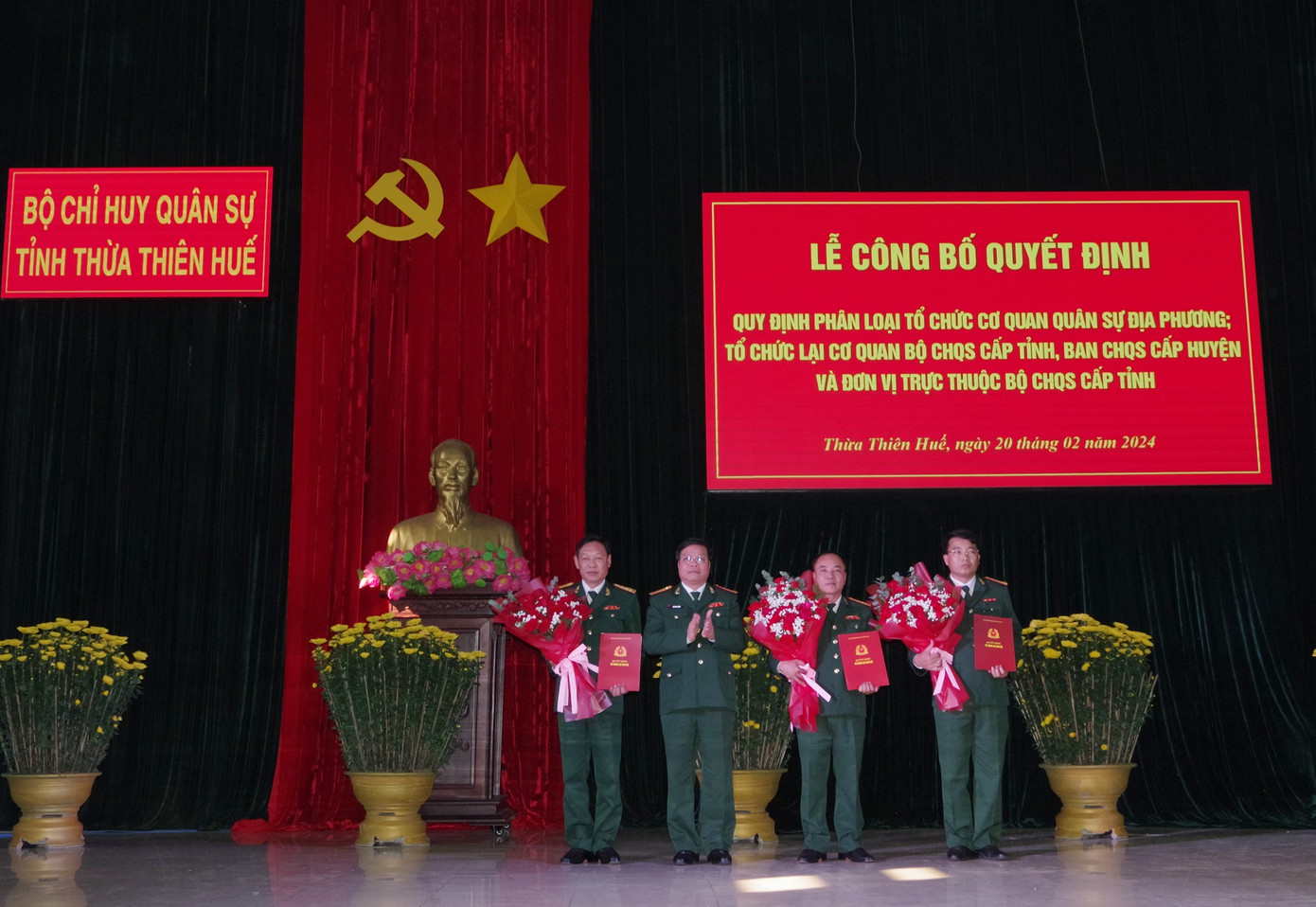 Đại tá Ngô Nam Cường - Phó Tư lệnh Quân khu 4, trao quyết định của Bộ Quốc phòng cho Bộ CHQS tỉnh TT-Huế.