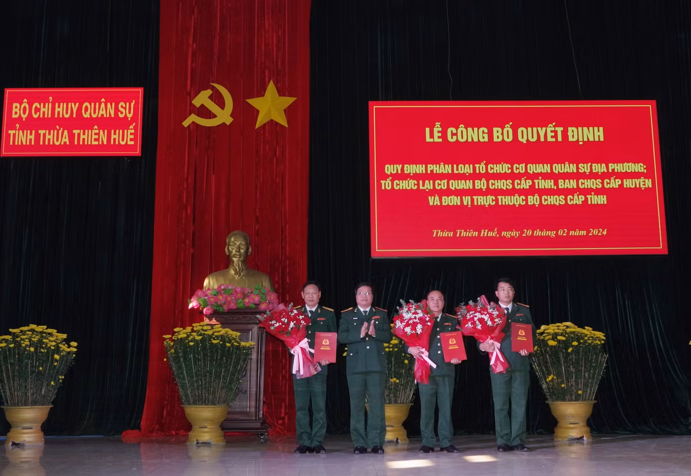 Đại tá Ngô Nam Cường - Phó Tư lệnh Quân khu 4, trao quyết định của Bộ Quốc phòng cho Bộ CHQS tỉnh TT-Huế. Đại tá Ngô Nam Cường - Phó Tư lệnh Quân khu 4, trao quyết định của Bộ Quốc phòng cho Bộ CHQS tỉnh TT-Huế.