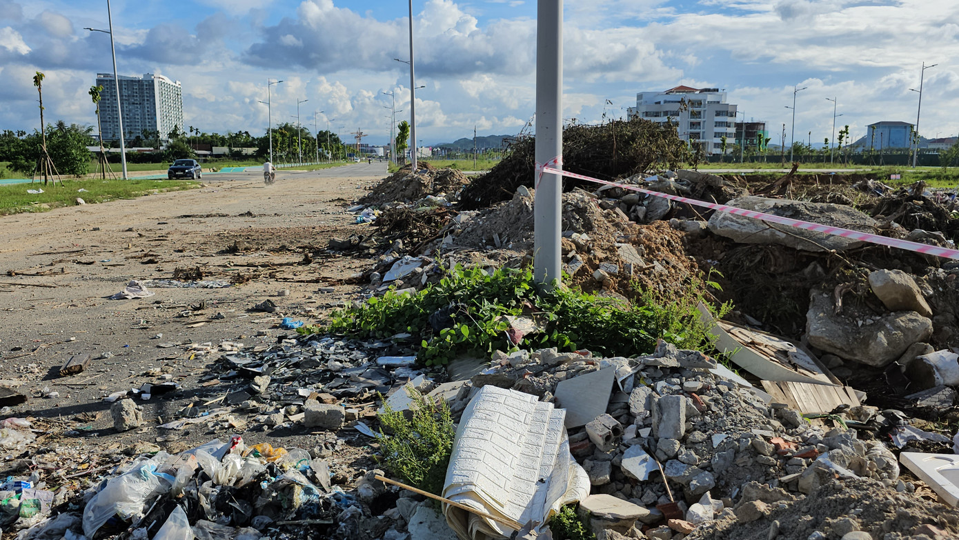Bãi rác tự phát rộng lớn này nằm cạnh đường Võ Nguyên Giáp, chỉ cách trung tâm hành chính mới của tỉnh Thừa Thiên-Huế vài trăm mét, gần các cơ quan, công sở cấp tỉnh.
