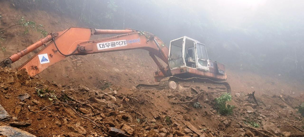 Đến nay, sau khi hoàn tất các hồ sơ, thủ tục về đầu tư khắc phục sạt lở tuyến độc đạo, Vườn Quốc gia Bạch Mã đã chỉ đạo đơn vị nhà thầu khẩn trương bắt tay thi công các hạng mục nền móng, thân đường, thoát nước, hệ thống bảo đảm giao thông…