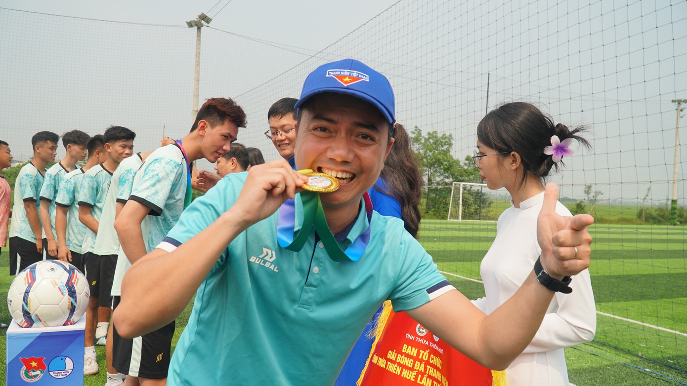 Hào hứng "khoe" huy chương.