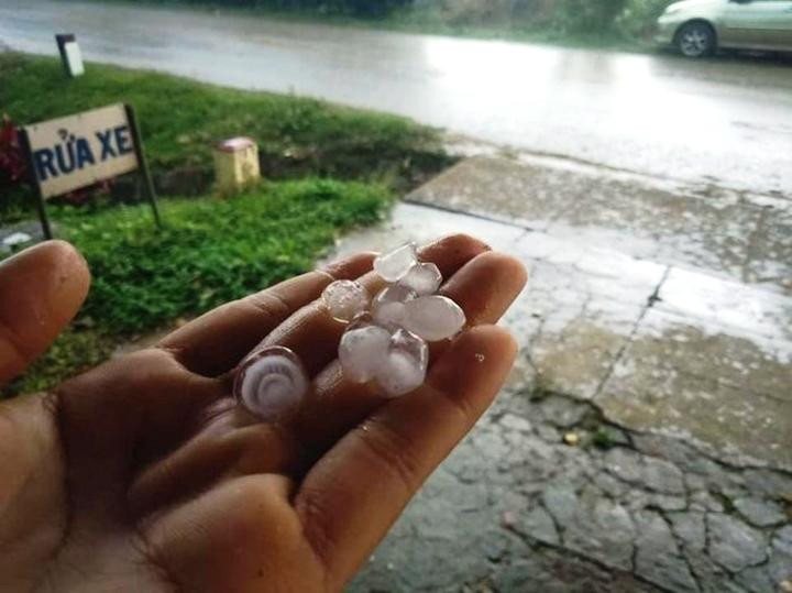 Mưa đá xuất hiện liên tục tại miền núi A Lưới, với hạt nước đông cứng có kích cỡ bằng đầu ngón tay người lớn Mưa đá xuất hiện liên tục tại miền núi A Lưới, với hạt nước đông cứng có kích cỡ bằng đầu ngón tay người lớn