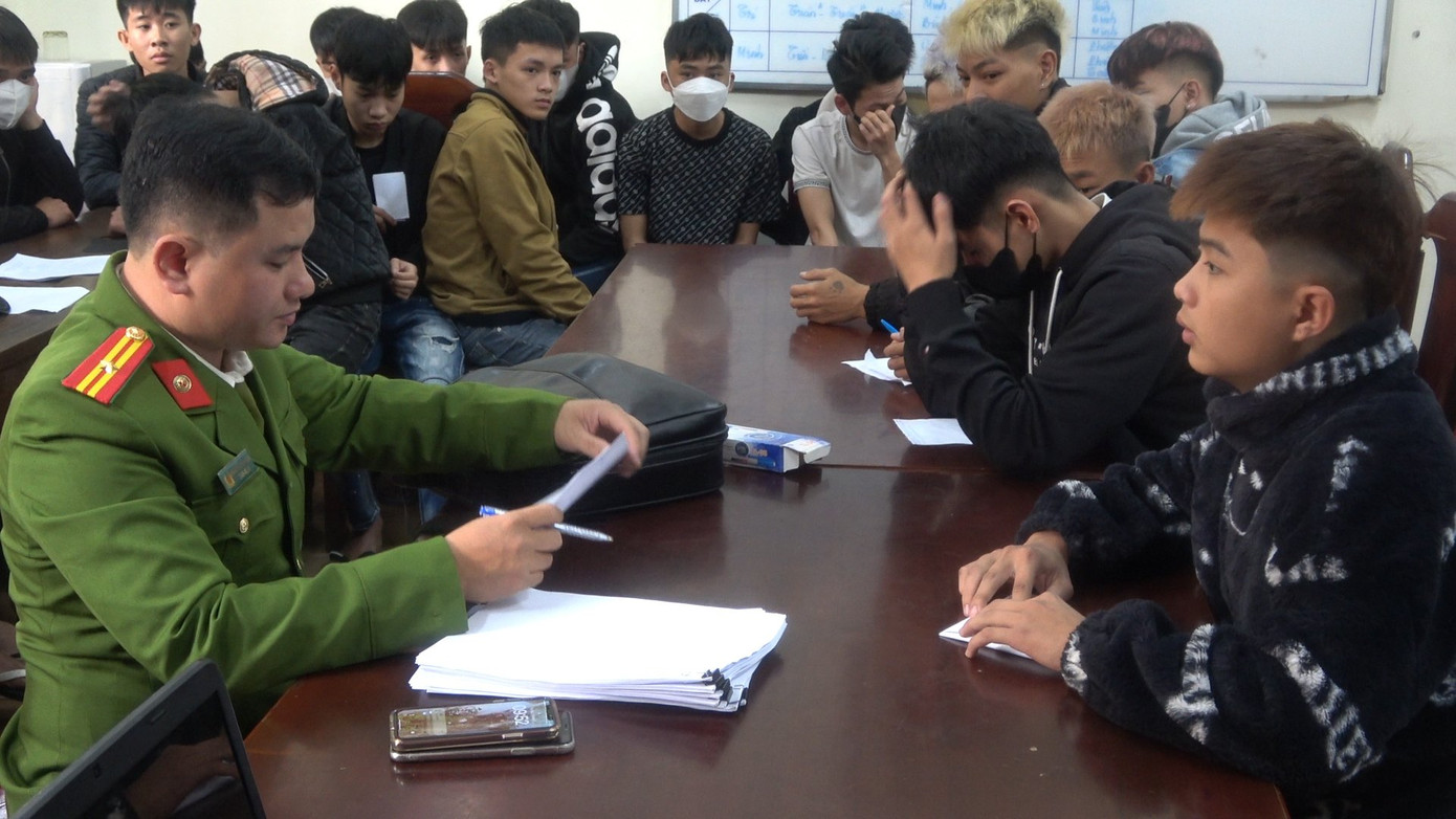 Công an lấy lời khai nhóm thanh, thiếu niên mang dao kiếm gây rối, chém người gây thương tích. Ảnh: CACC