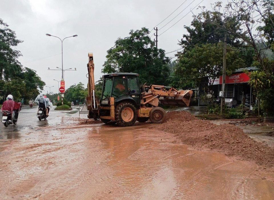 Giải tỏa đất đá vùi lấp đường Hồ Chí Minh (nhánh Tây) qua địa bàn TT-Huế Giải tỏa đất đá vùi lấp đường Hồ Chí Minh (nhánh Tây) qua địa bàn TT-Huế