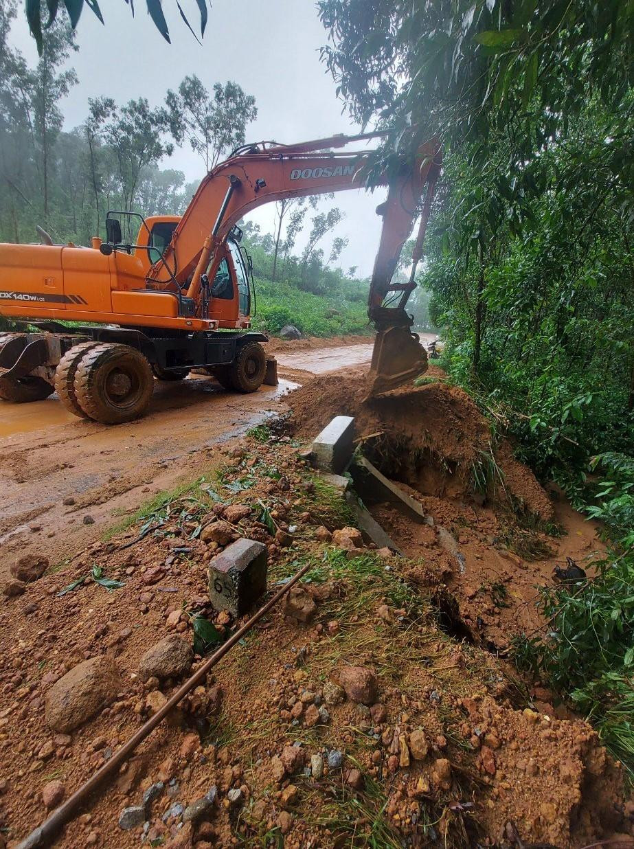 Xử lý đất đá vùi lấp mặt đường, gây ách tắc giao thông trên tuyến Quốc lộ 49B qua xã Lộc Bình, huyện Phú Lộc Xử lý đất đá vùi lấp mặt đường, gây ách tắc giao thông trên tuyến Quốc lộ 49B qua xã Lộc Bình, huyện Phú Lộc