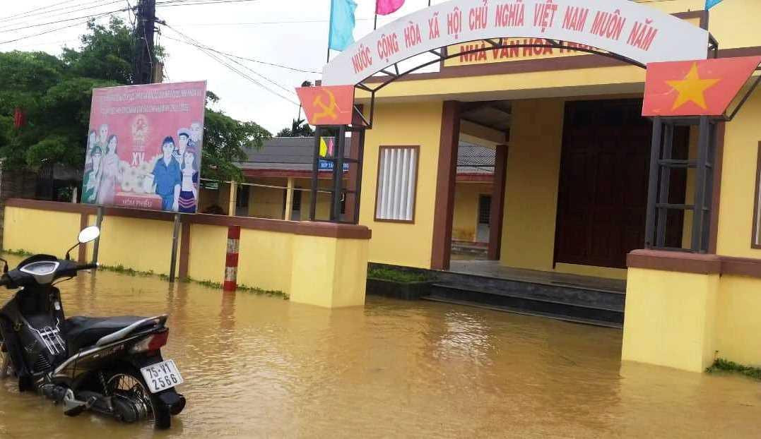 Theo UBND huyện Phong Điền, mưa lũ trái mùa đã làm diện tích lúa ở những vùng trũng của nhiều xã gần như bị ngập toàn bộ.