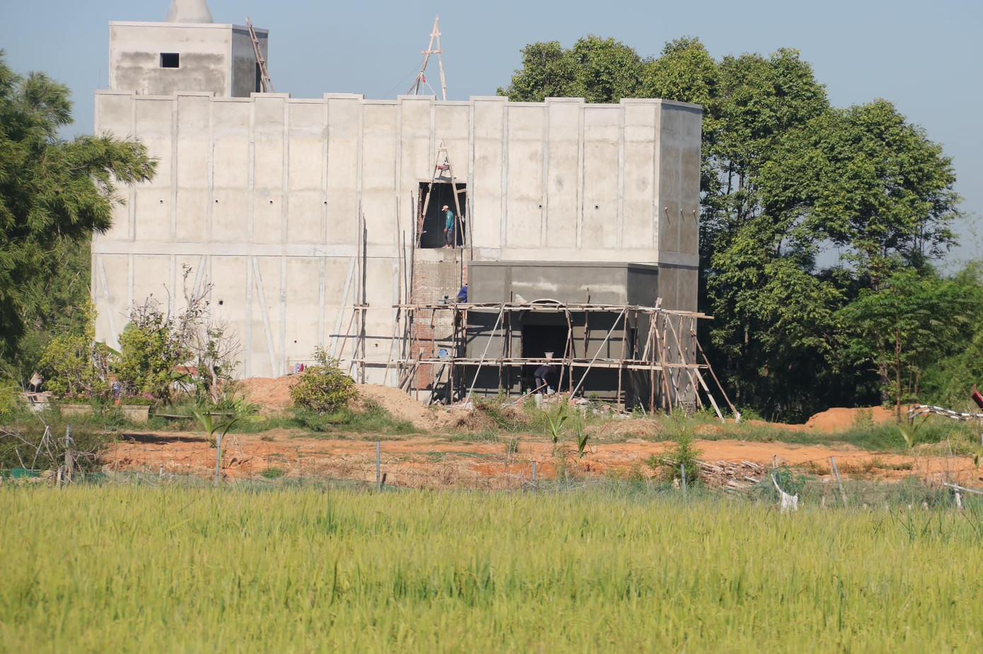 Hoạt động xây dựng trái phép trong phạm vi dự án vẫn dai dẳng cho đến cuối tháng 8/2021 - thời điểm báo chí thông tin